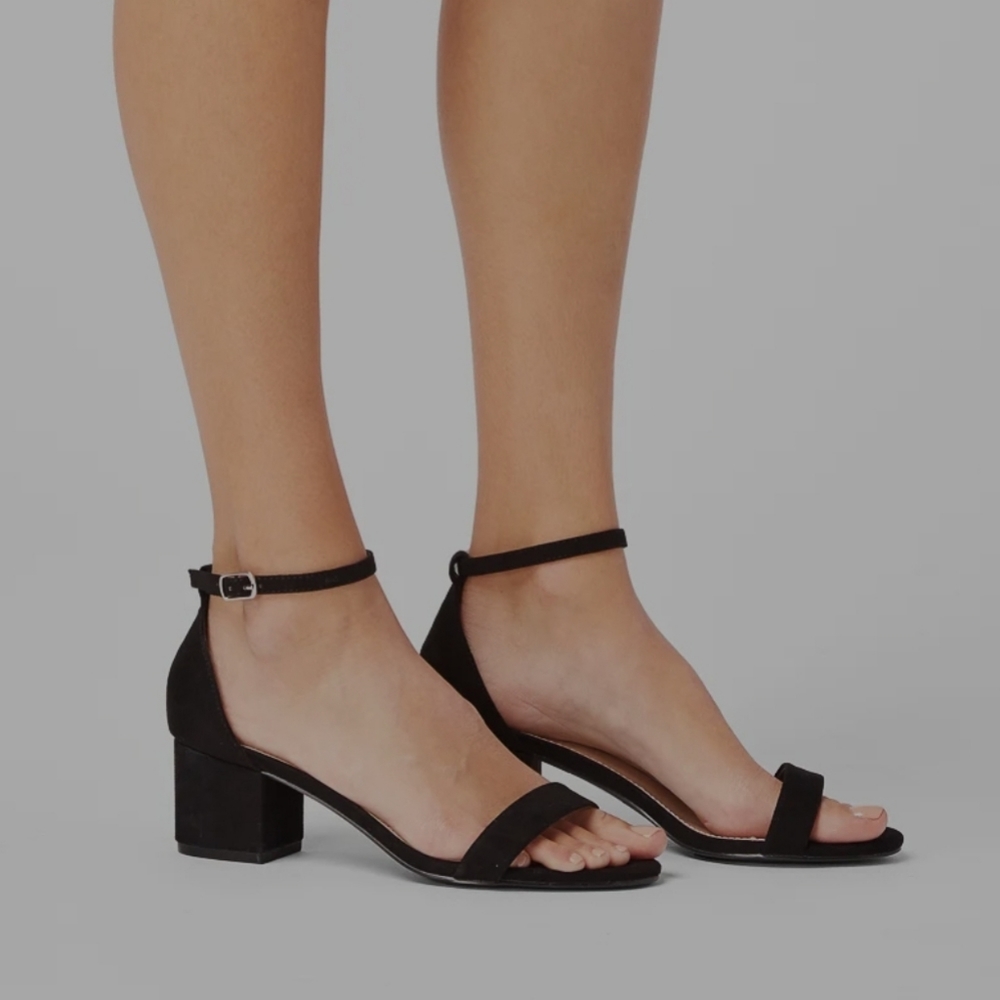 Noura Heeled Sandal, size 8, black color